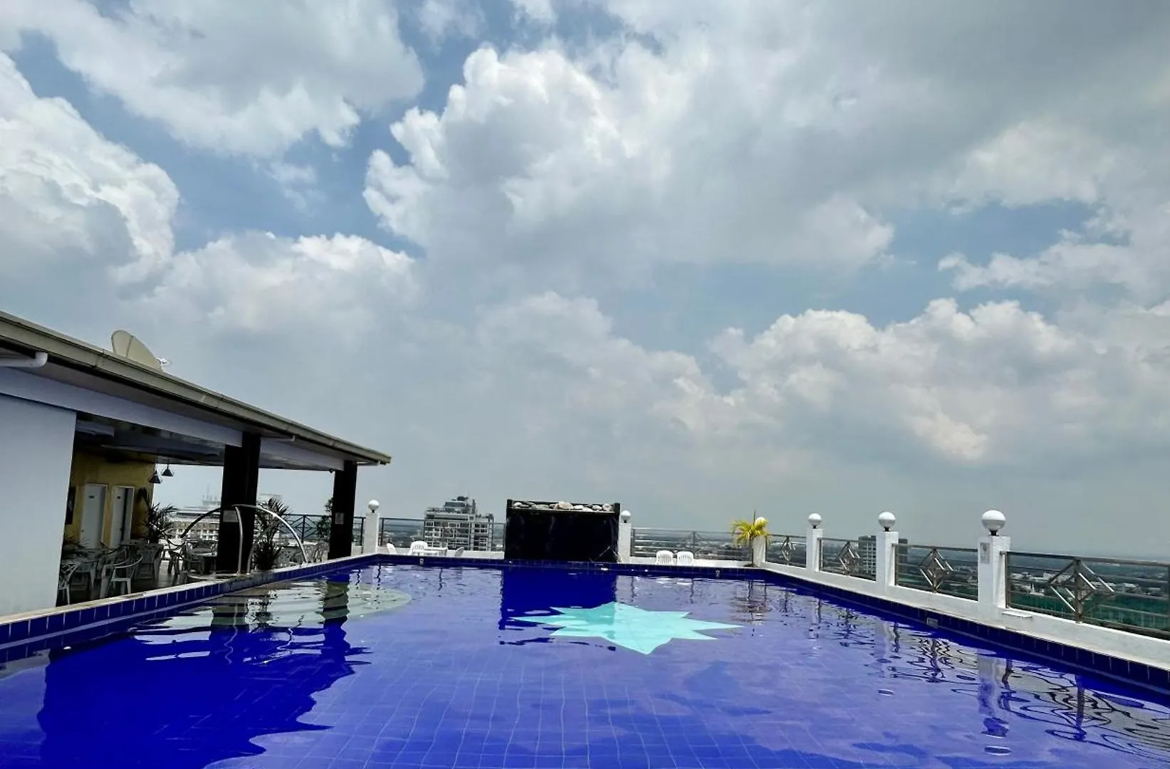 ***** Hotel Deluxe Room With King Bed And Balcony At Kandi Palace Angeles Filipiny