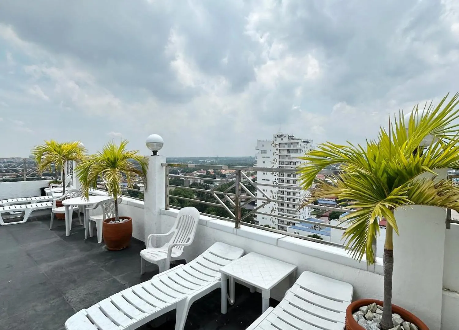 Deluxe Room With King Bed And Balcony At Kandi Palace Angeles