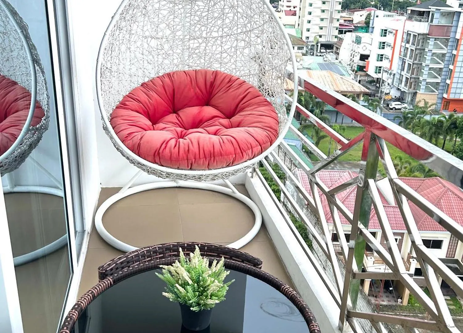 ***** Hotel Deluxe Room With King Bed And Balcony At Kandi Palace Angeles Filipiny
